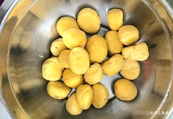 一个鸡腿两把板栗 ,只需简单几步,教你做出汁香浓郁的板栗烧鸡