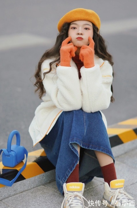 时髦 今年建议多穿羊羔毛外套,搭配卫衣、毛衣、半身裙,保暖又时髦
