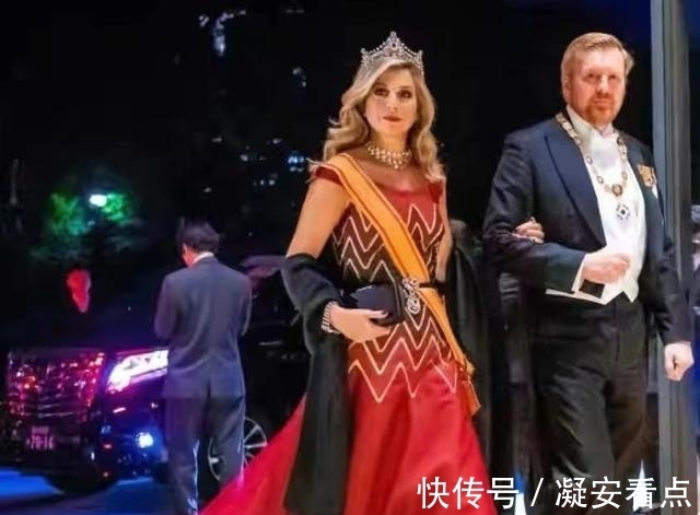 王后|太寒酸了!29岁不丹王后用发箍充当皇冠出席国宴,全靠颜值在硬撑