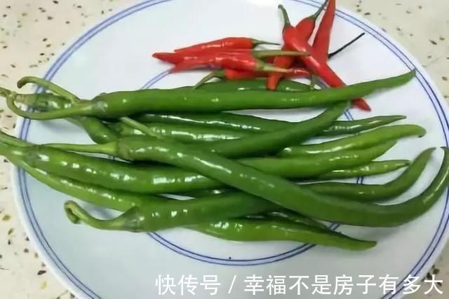 尖椒炒鸡蛋第1步放油就错了，难怪不嫩不香，看大厨教你正确做法