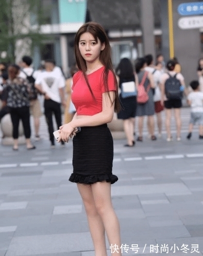 波浪裙|红色上衣搭配黑色波浪裙,时尚大方,尽显青春洋溢的气质