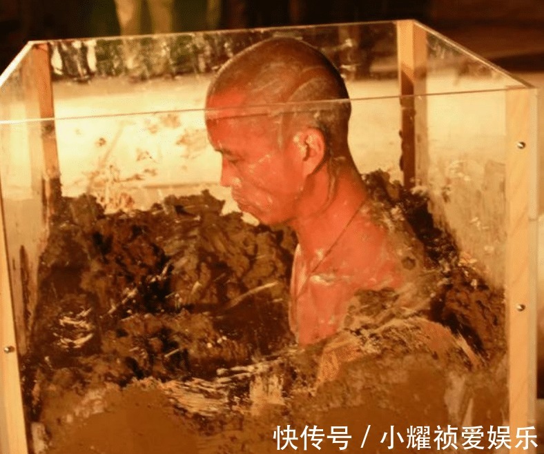 浇筑|艺术界“疯子”何云昌,用肋骨制作成项链给女友,用水泥浇筑自己