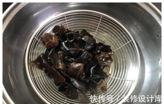 小窍门|炒木耳时,下锅“噼啪”炸响太吓人,掌握小窍门,一招轻松解决