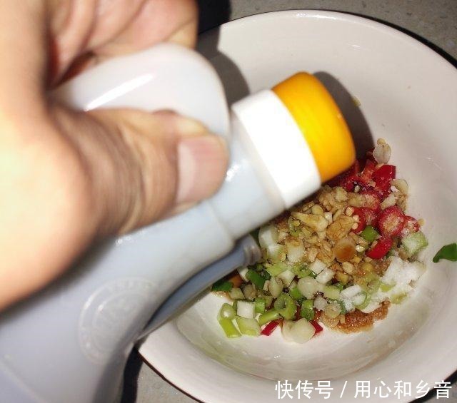 凉拌木耳腐竹,做法简单又开胃