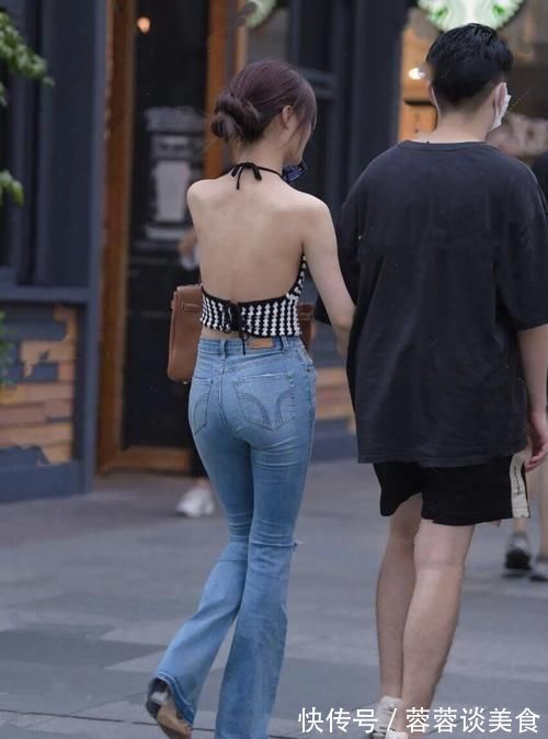 修身 风靡一时的牛仔裤,如今却成了“烂大街”,依旧难掩修身与显瘦!