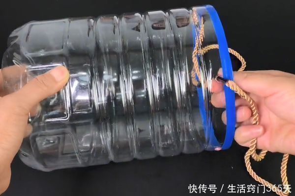 空油桶上穿2根绳子,真是太厉害了,在家做10个都不够用!太棒了