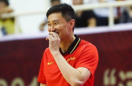 杜鋒|杜鋒笑了，手中愛(ài)將再受?chē)?guó)際籃聯(lián)力捧！廣東男籃接班人已塵埃落定