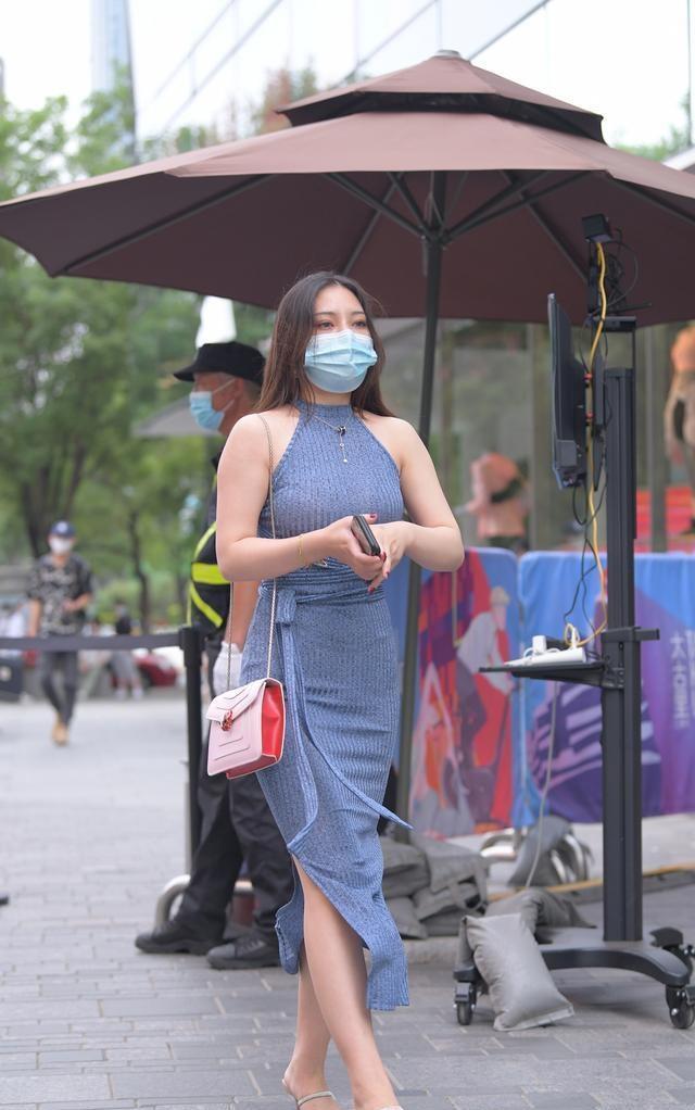美女|左侧的美女穿着牛仔装,黑衬衫配牛仔外套