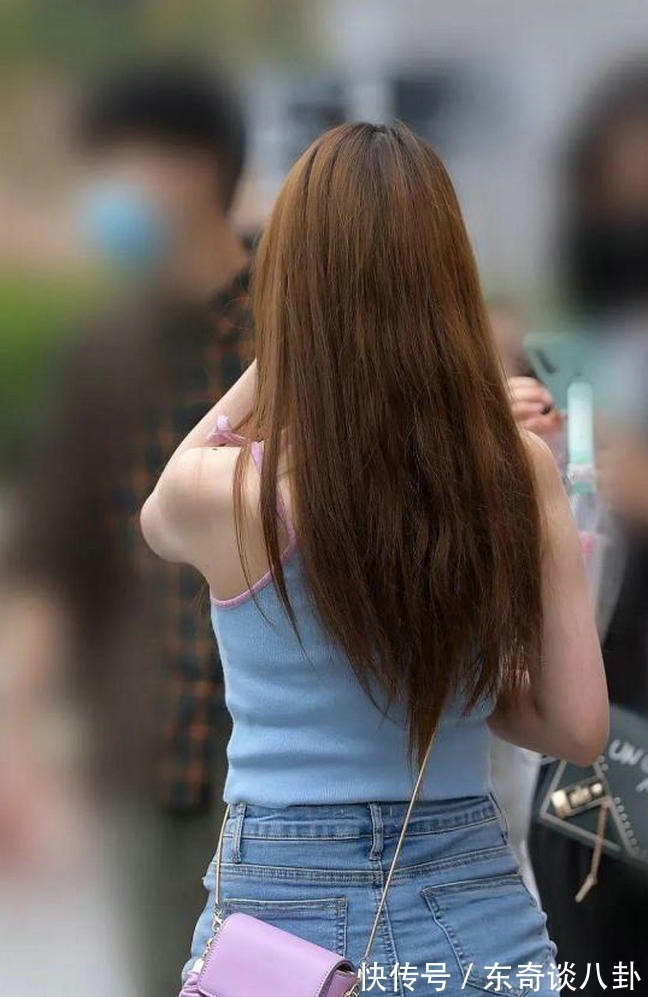 简约|蓝色牛仔裤配蓝色小背心，看起来十分简约大气，好看时髦不出错