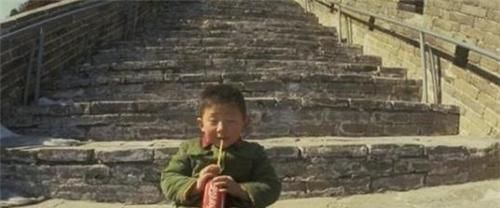  他因一张站长城喝可乐的照片火遍世界，41年过去，如今近况如何？