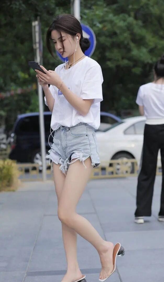 “短裤T恤”又火了,中年女士这么穿,时髦显瘦又减龄