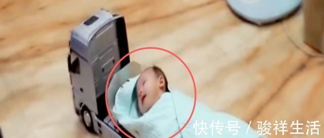 画面|妈妈出差,让奶爸自己带5个月的娃,一开门看到这画面瞬间笑趴了