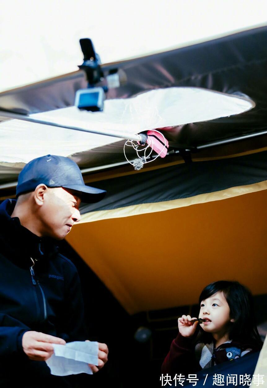 刘畊宏晒爸爸5聚会照，春哥一手抱Jasper一手抱小泡芙