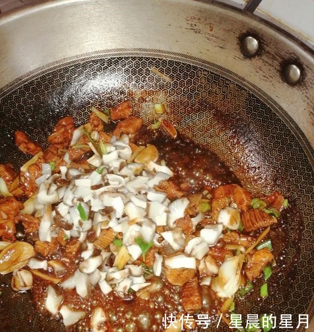 在家|宫保鸡丁怎么做高级大厨教你在家轻松制作这道中外名菜