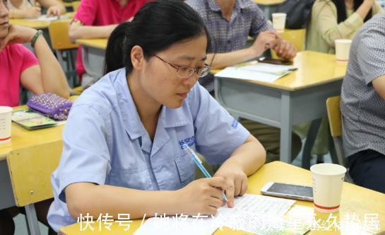 求生欲|家长会“姓名牌”过于真实,孩子求饶家长,网友:等回家的