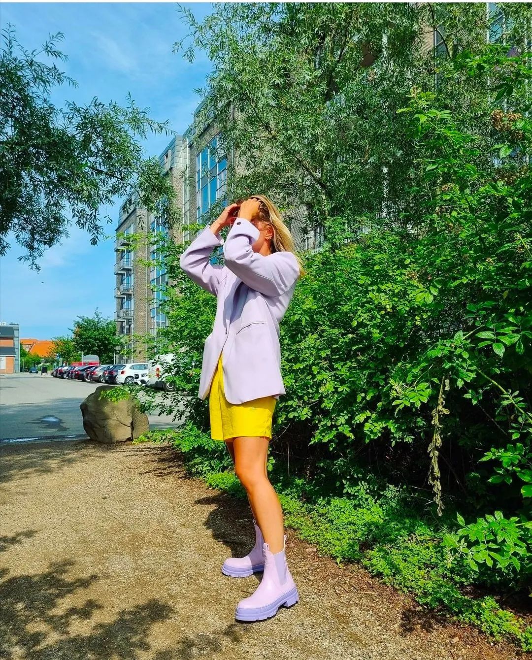 蕾丝|黑白灰穿腻了？今夏这6组彩色穿搭超显白，回头率100%