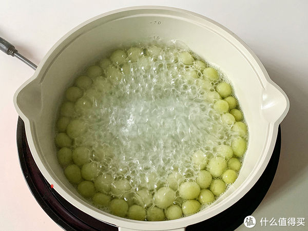 春天，吃得最多的就是它了，搓成小丸子煮一锅，清甜香糯，真好吃