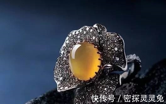 手镯#它自带高贵被称为“金翡翠”,如阳光般的温暖,给人庄重典雅之感