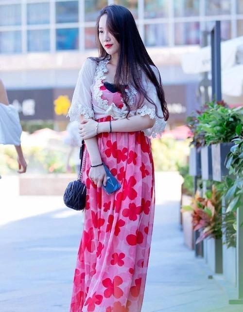 连衣裙穿出时尚态度，阳光清新