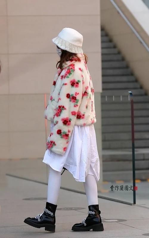 街拍:清新亮眼的白丝袜美女