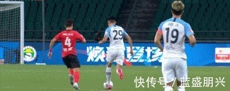 王燊超|中超裁判争议!奥斯卡肘击报复只给黄牌,反击吹哨结束遭球员怒骂!