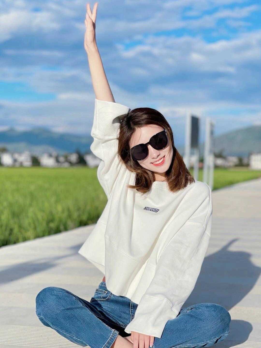 搭配|秋天的穿搭指南，衬衫搭配白色牛仔裤温柔清爽又好看，舒适大方