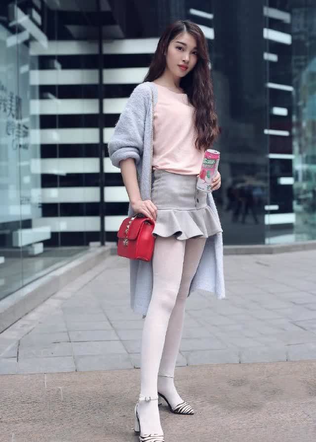 街拍:如花似玉的小美女,一条白色的连衣裙,尽显不俗的雅气