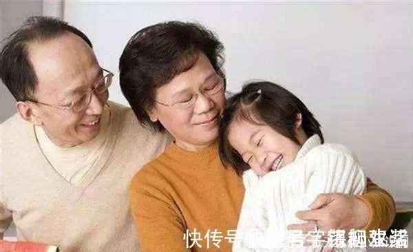 看娃|为什么越来越多娘家父母帮女儿看娃,知道原因后,太心酸!