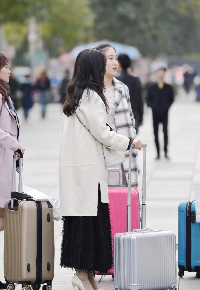 短装|短装长大衣,春天的穿衣搭配,怎样穿出自身的时尚潮流味儿