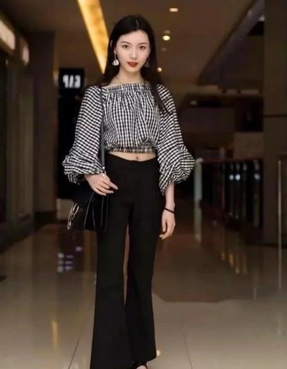 时尚|街拍:靓丽的时尚小姐姐,白衬衫搭配牛仔裤,看起来很显腿长