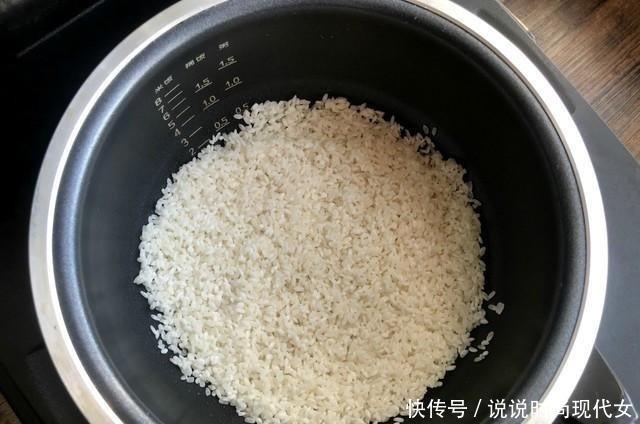 电饭锅|孩子放学直喊饿,做个好吃的电饭锅焖饭,简单省事又好吃
