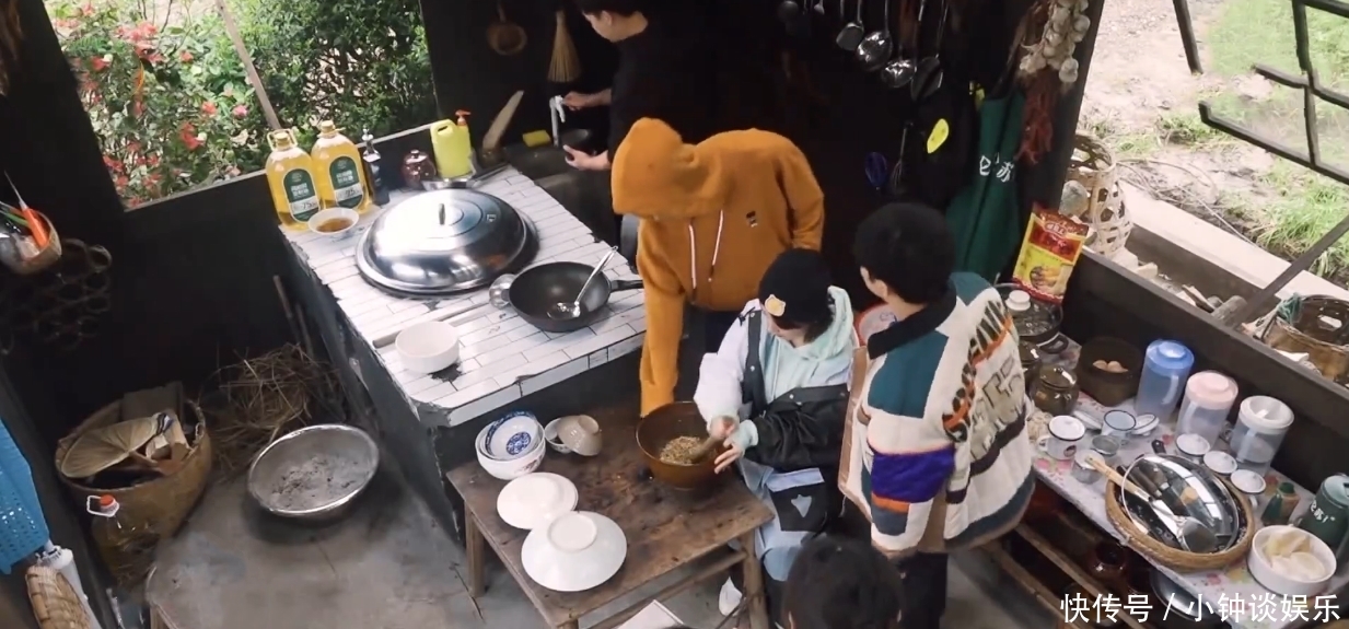 擂茶 杨紫说擂茶难磨,张艺兴拍了她一次背四次手鼓励,还说:我帮你弄