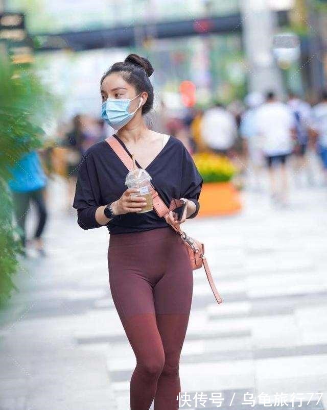 方形 黑色低胸上衣搭配褐色时尚打底裤，日常休闲，文艺的感觉！