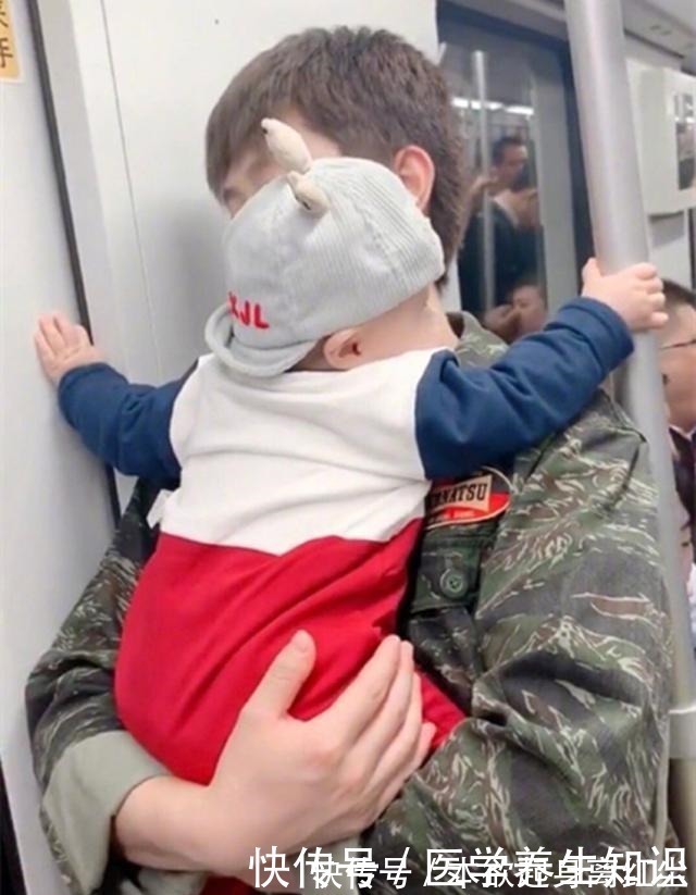 爸爸|爸爸抱娃坐地铁，娃的一个举动令网友同情，宝宝可真不让人省心！