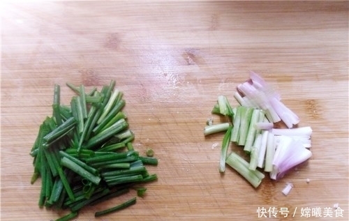 不用|这道菜不用复杂的调料,几根葱就足够,咸香酥脆,下酒一流