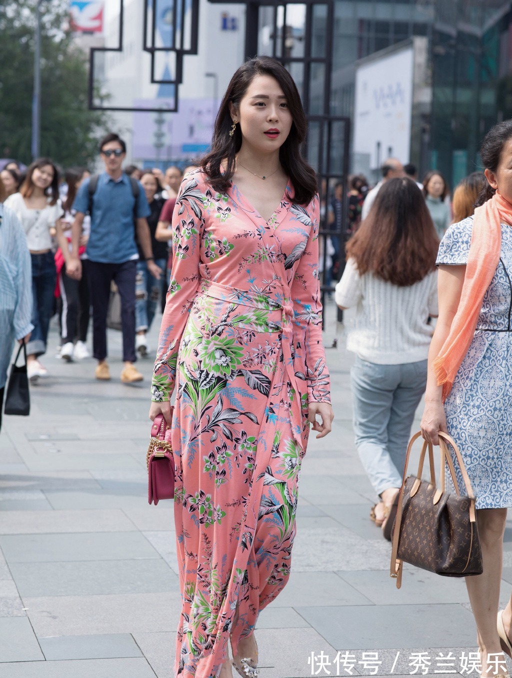 优雅 夏季印花长裙惹人偏爱,清爽修身,让你轻松展现出优雅潇洒的美