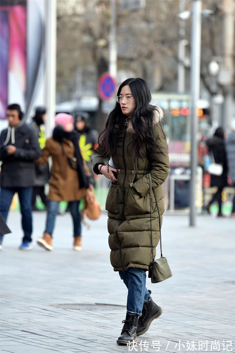 羽绒服|街拍:风衣带来的风度和显瘦效果,更受到时尚美女的青睐!