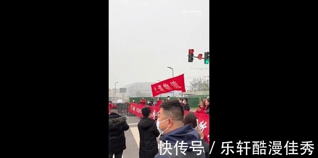 球迷|热情高涨!泰山海港两队球迷场外PK,海港球迷口号让人意外