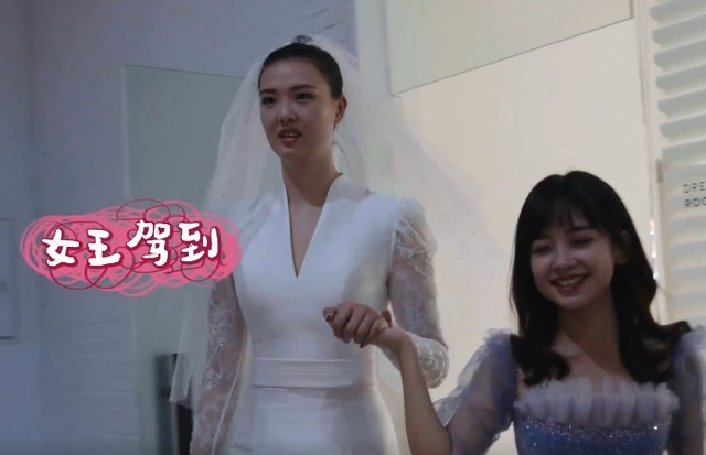 国手|久违！女排美女国手穿婚纱亮相，与好闺蜜一起录制节目笑靥如花