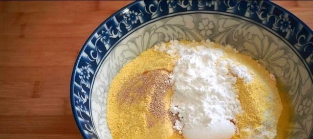 香蕉不要直接吃,加1碗玉米面,粗粮细做,比买的面包好吃