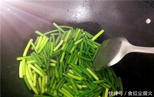 婆婆做的下饭菜,食材很简单,快速出锅,比大鱼大肉受欢迎