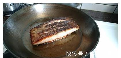 培根|煎鱼时,直接下油锅是不对的,掌握这个技巧,鱼皮不破、鱼肉不散