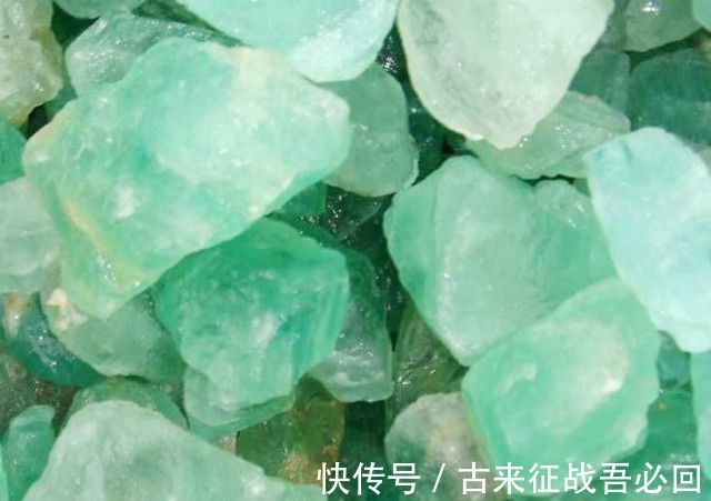 夜明珠@男子承包矿山挖出重6吨夜明珠,估值26亿卖不掉,放在公园成路灯