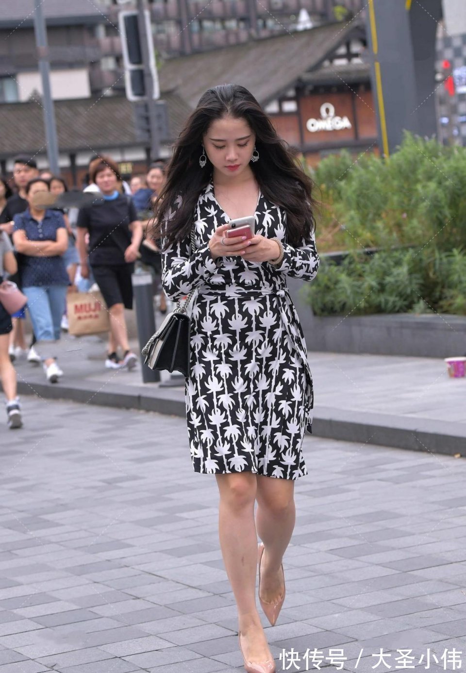 美女|美女街拍:这样的美女出去逛街,另一半怎么会放心?是我肯定不让她单独出门