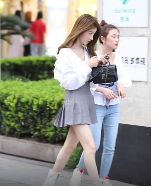 美丽|街拍小姐姐一款白色的半袖短款连衣裙,服饰修身美丽,大方得体