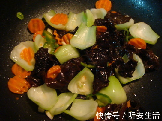 青菜类|不管炒什么菜，只需学会这2招，比馆子里的还好吃，油盐少更健康
