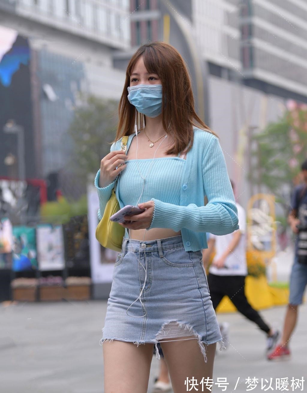 中长发 学会对穿搭做减法,试试“牛仔短裙+针织短衫”,休闲雅致又舒适