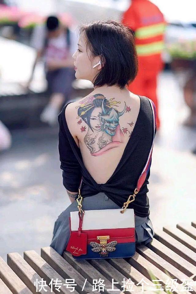 个性|时髦又大胆的“露背”装,彰显年轻人的个性穿搭