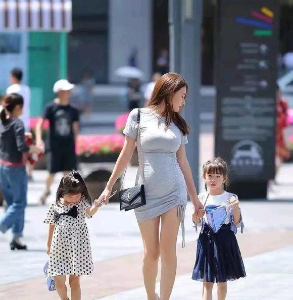 孩子|实拍幼儿园孩子午睡,一组图看完才明白,这些衣服真不适合孩子穿!