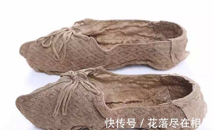 考古队@村民挖出一具800年水棺,开棺后却吓退考古队,专家大喊:有水银